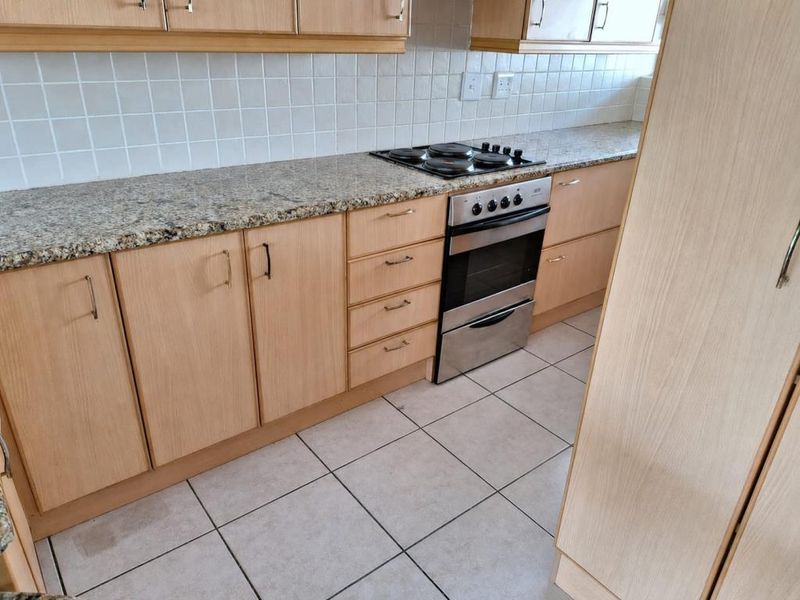 Gorgeous two-bedroom flat to rent in David Court, Berea - Photo 4