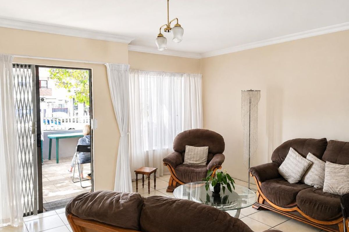 Gorgeous two-bedroom flat to rent in David Court, Berea - Photo 2