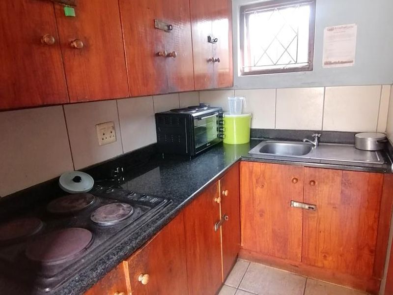Spacious Room For Rent in Quigney - Photo 4