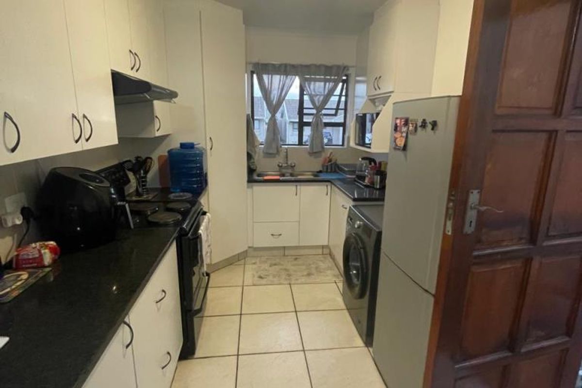 Neat two-bedroom townhouse to rent in Tyson Place, Gonubie - Photo 2