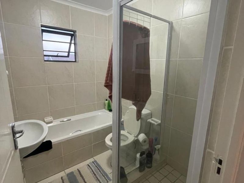 Neat two-bedroom townhouse to rent in Tyson Place, Gonubie - Photo 8