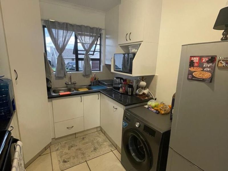 Neat two-bedroom townhouse to rent in Tyson Place, Gonubie - Photo 5
