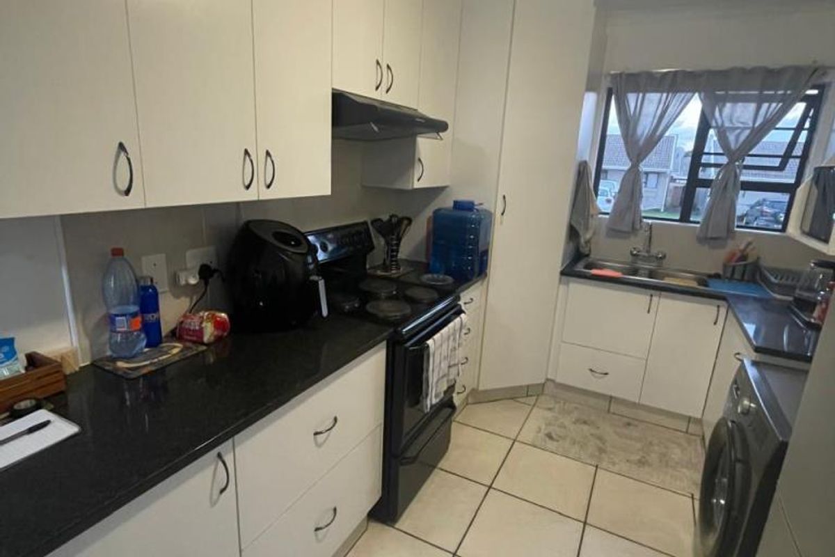 Neat two-bedroom townhouse to rent in Tyson Place, Gonubie - Photo 3