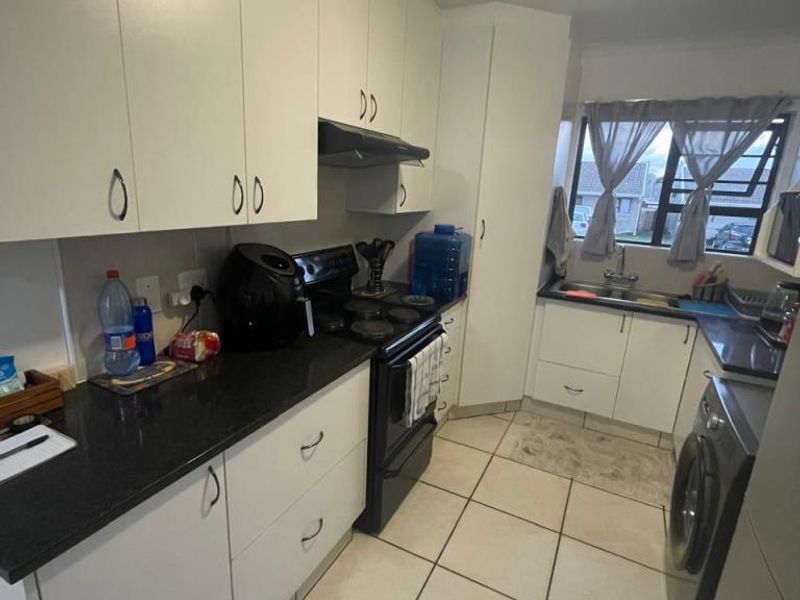 Neat two-bedroom townhouse to rent in Tyson Place, Gonubie - Photo 3