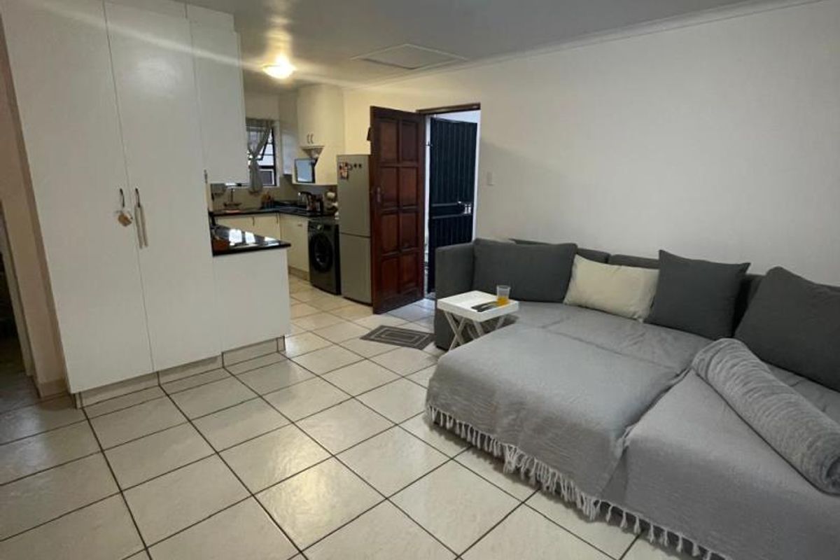 Neat two-bedroom townhouse to rent in Tyson Place, Gonubie - Photo 4