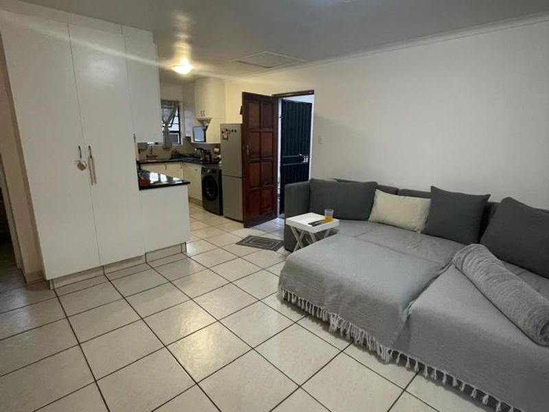 Neat two-bedroom townhouse to rent in Tyson Place, Gonubie - Photo 4