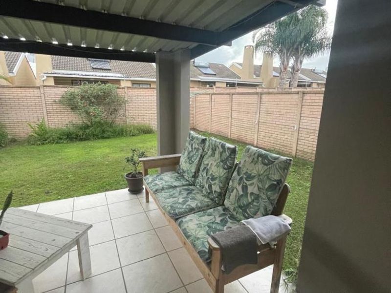 Neat two-bedroom townhouse to rent in Tyson Place, Gonubie - Photo 10