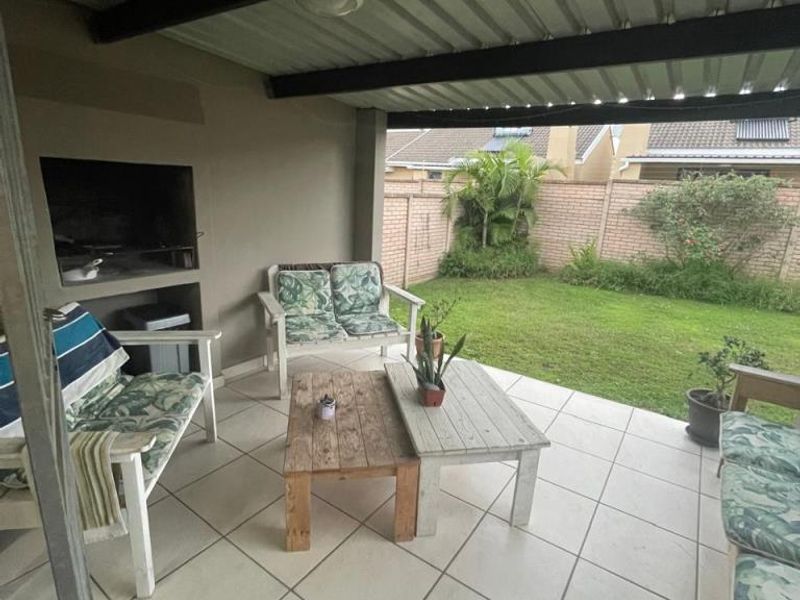 Neat two-bedroom townhouse to rent in Tyson Place, Gonubie - Photo 9