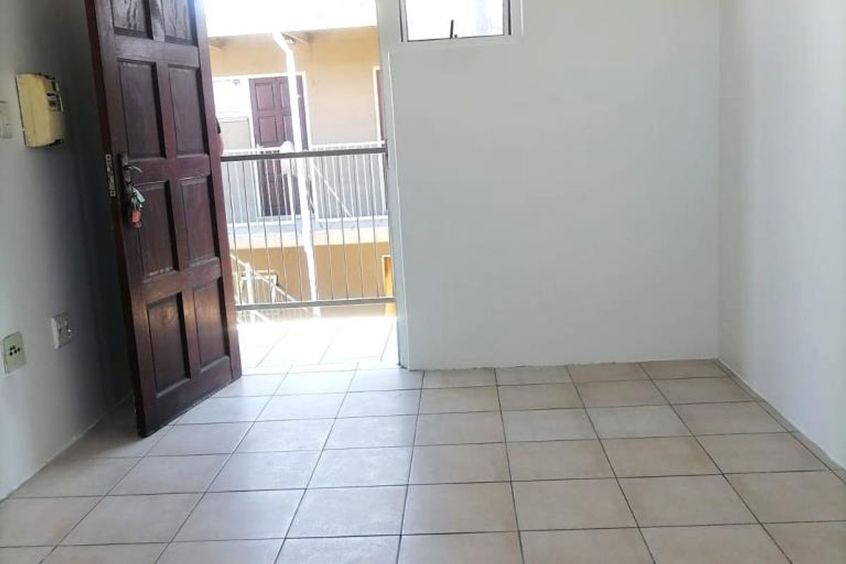 Fantastic Room to Rent in Moore Street, Quigney  - Photo 3