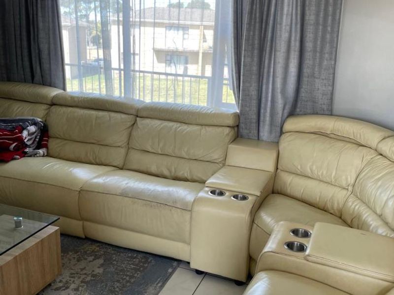 Modern Two Bedroom Flat for Rent in Gonubie - Photo 3
