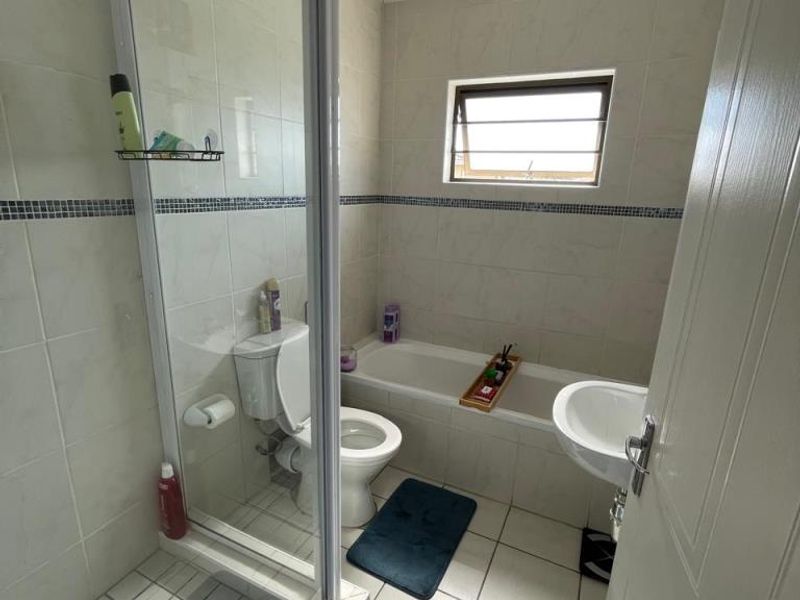 Modern Two Bedroom Flat for Rent in Gonubie - Photo 9
