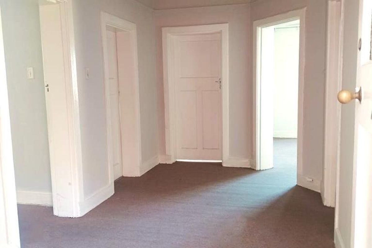 For Rent: Spacious Two Bedroom Flat With Garage in Balmoral Mansions, Quigney - Photo 2