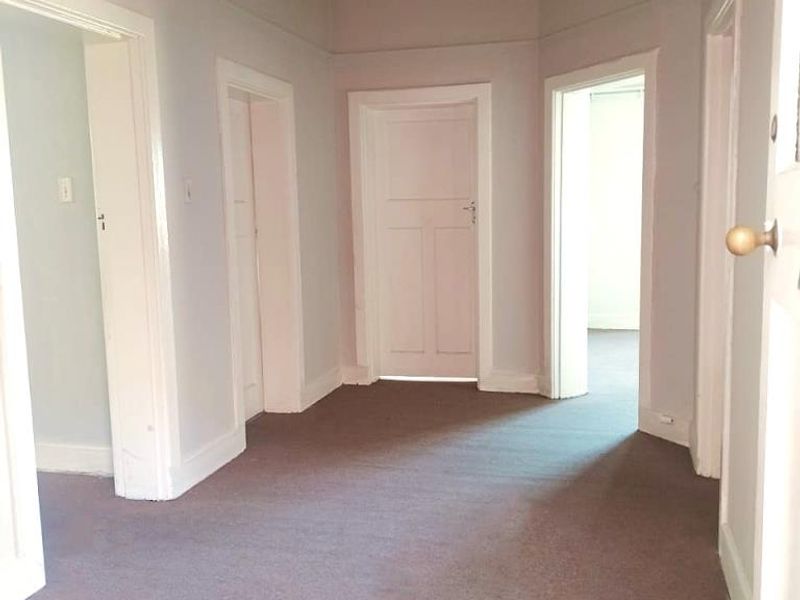 For Rent: Spacious Two Bedroom Flat With Garage in Balmoral Mansions, Quigney - Photo 2