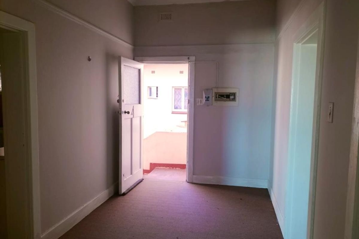 For Rent: Spacious Two Bedroom Flat With Garage in Balmoral Mansions, Quigney - Photo 3