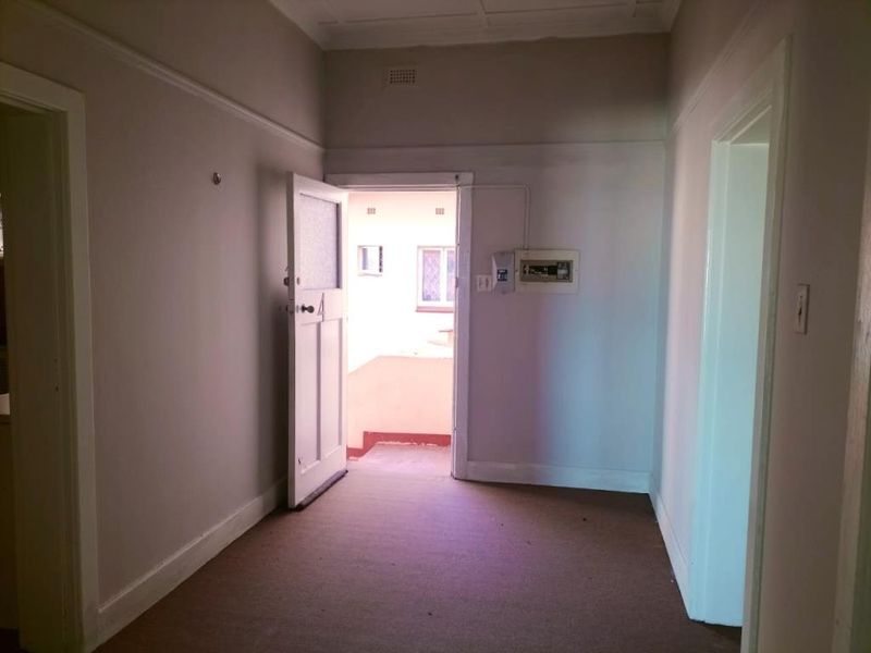 For Rent: Spacious Two Bedroom Flat With Garage in Balmoral Mansions, Quigney - Photo 3