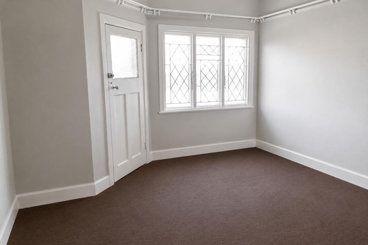 For Rent: Spacious Two Bedroom Flat With Garage in Balmoral Mansions, Quigney - Photo 5