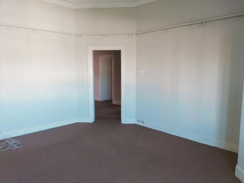 For Rent: Spacious Two Bedroom Flat With Garage in Balmoral Mansions, Quigney - Photo 8