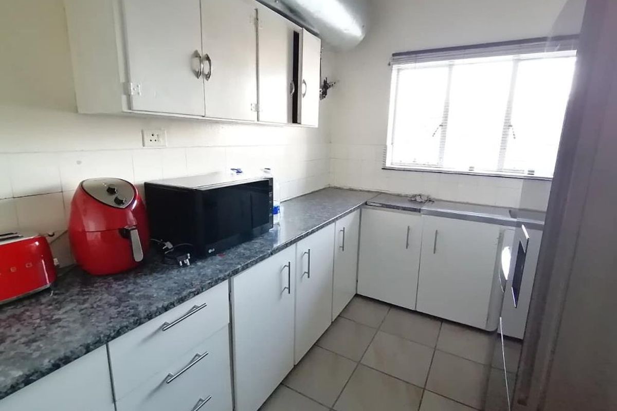 Spacious One Bedroom Apartment in Edcoma Court, Southernwood - Photo 5