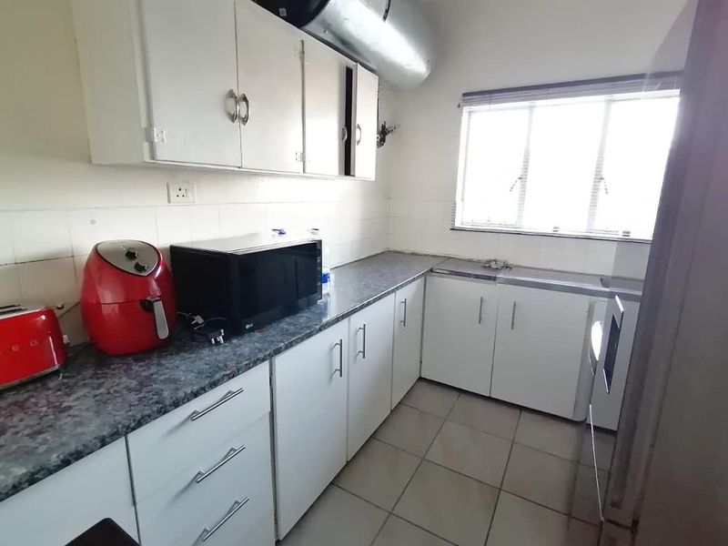 Spacious One Bedroom Apartment in Edcoma Court, Southernwood - Photo 5