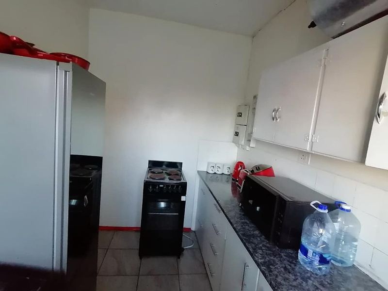 Spacious One Bedroom Apartment in Edcoma Court, Southernwood - Photo 6