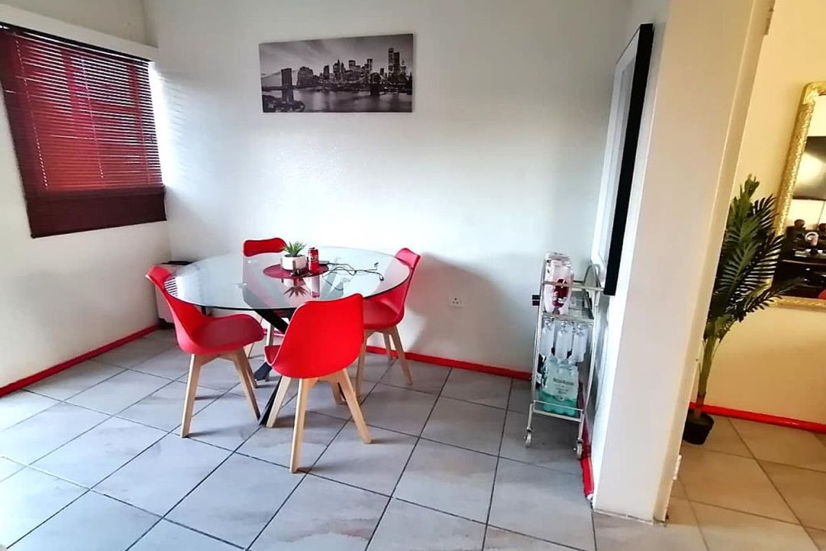 Spacious One Bedroom Apartment in Edcoma Court, Southernwood - Photo 2