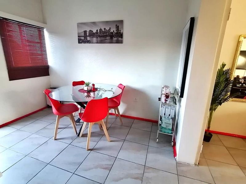 Spacious One Bedroom Apartment in Edcoma Court, Southernwood - Photo 2