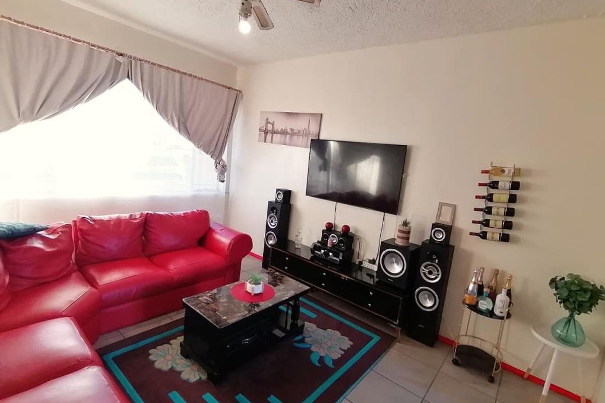 Spacious One Bedroom Apartment in Edcoma Court, Southernwood - Photo 4