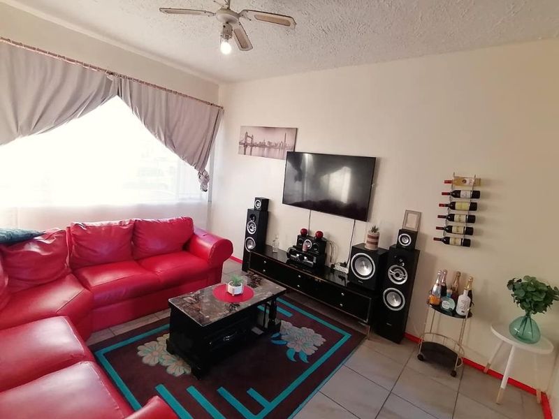 Spacious One Bedroom Apartment in Edcoma Court, Southernwood - Photo 4