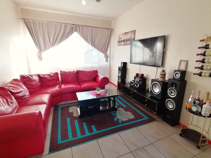 Spacious One Bedroom Apartment in Edcoma Court, Southernwood - Photo 3