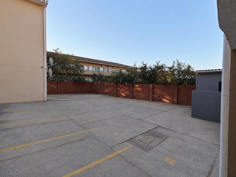Spacious One Bedroom Apartment in Edcoma Court, Southernwood - Photo 10
