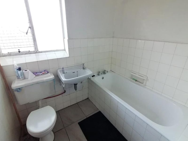 Spacious One Bedroom Apartment in Edcoma Court, Southernwood - Photo 9