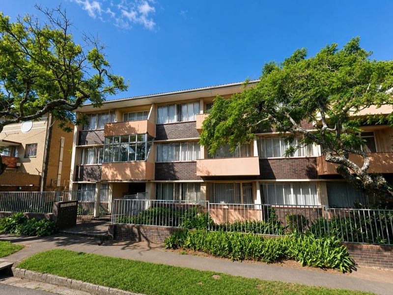 Spacious One Bedroom Apartment in Edcoma Court, Southernwood - Photo 1