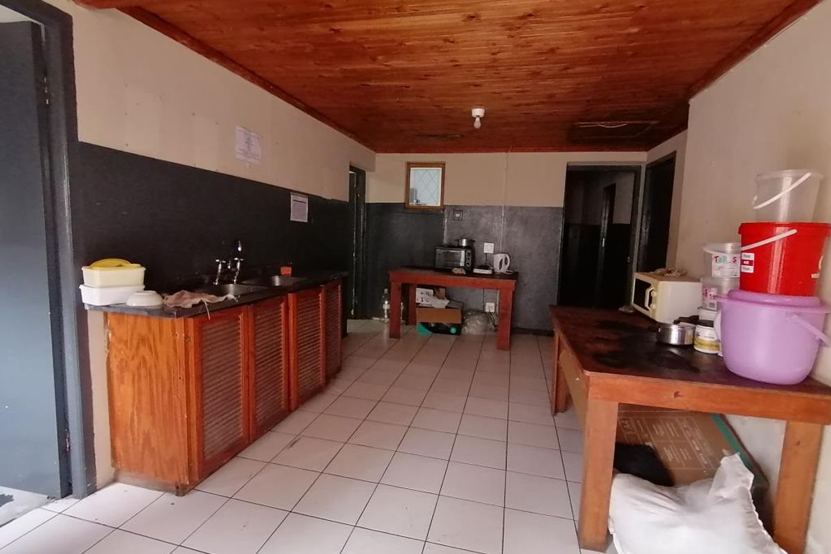 Neat Room to rent in Longfellow Street, Quigney - Photo 4