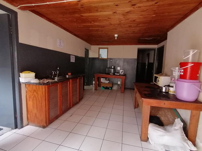 Neat Room to rent in Longfellow Street, Quigney - Photo 4