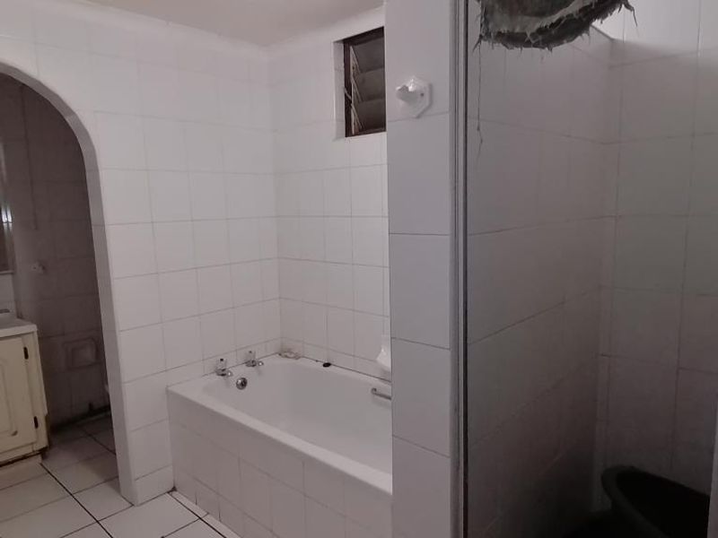 Neat Room to rent in Longfellow Street, Quigney - Photo 9