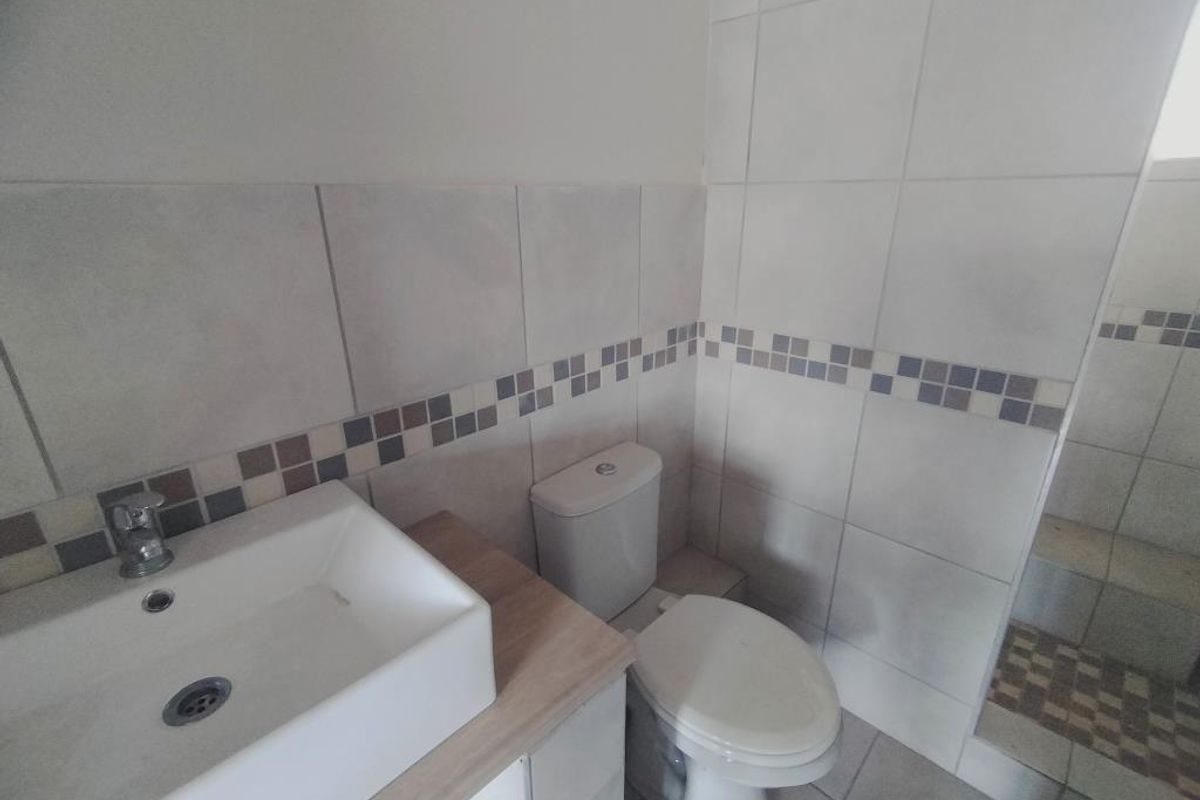 Comfortable Bachelor Flat to Rent in St Peters Road, Southernwood - Photo 5