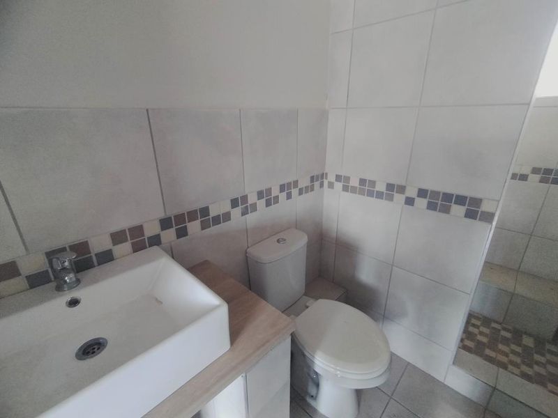 Comfortable Bachelor Flat to Rent in St Peters Road, Southernwood - Photo 5