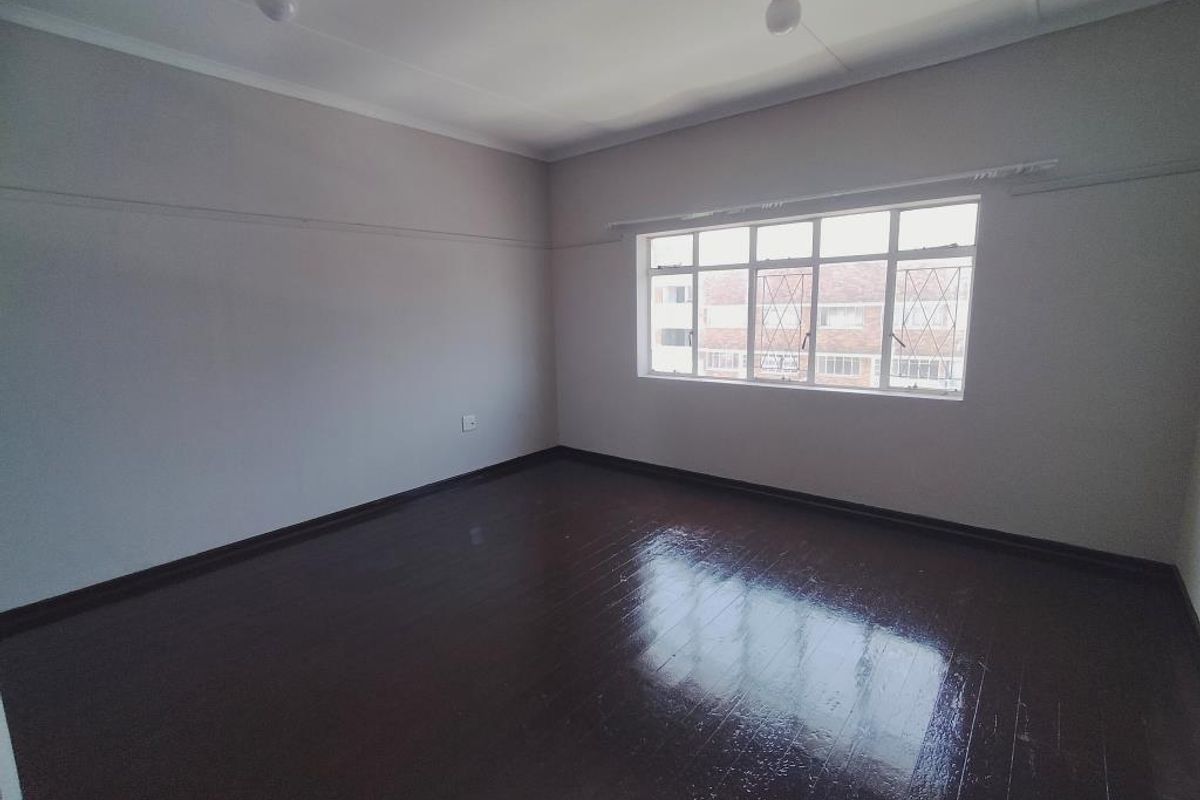 Comfortable Bachelor Flat to Rent in St Peters Road, Southernwood - Photo 2