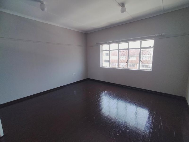 Comfortable Bachelor Flat to Rent in St Peters Road, Southernwood - Photo 2