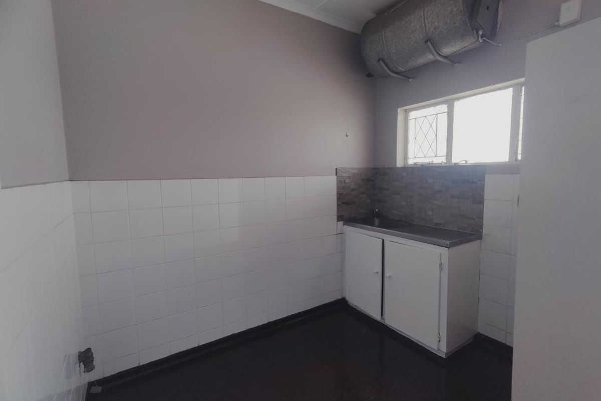 Comfortable Bachelor Flat to Rent in St Peters Road, Southernwood - Photo 4