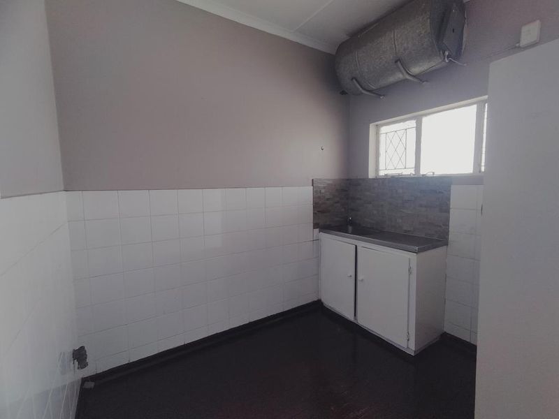 Comfortable Bachelor Flat to Rent in St Peters Road, Southernwood - Photo 4