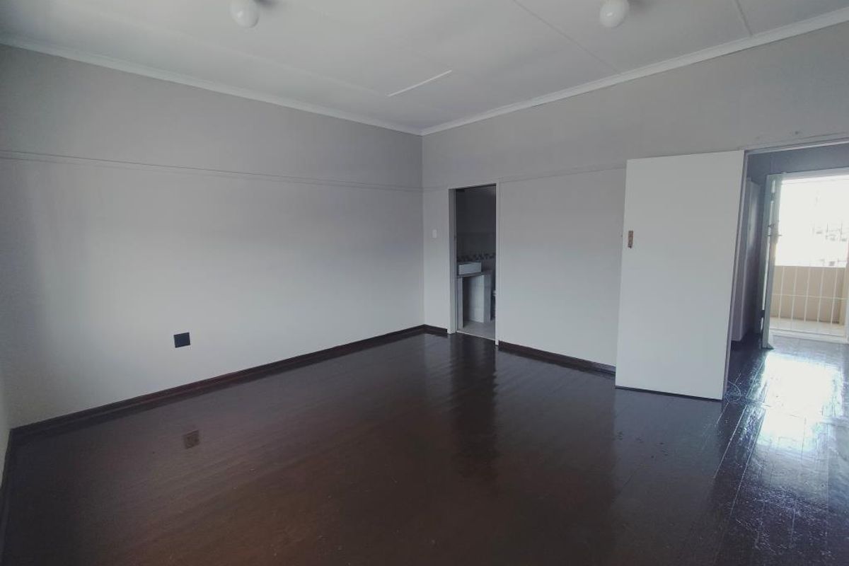 Comfortable Bachelor Flat to Rent in St Peters Road, Southernwood - Photo 3