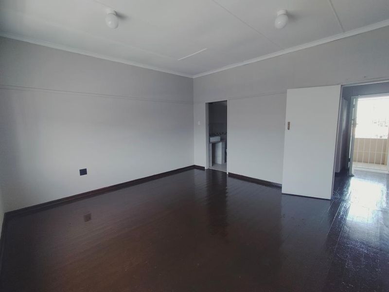 Comfortable Bachelor Flat to Rent in St Peters Road, Southernwood - Photo 3