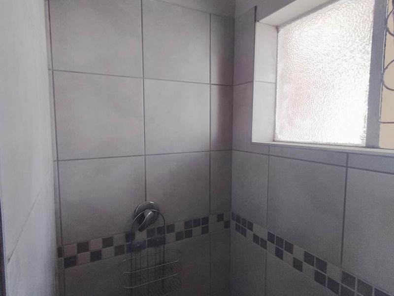 Comfortable Bachelor Flat to Rent in St Peters Road, Southernwood - Photo 6