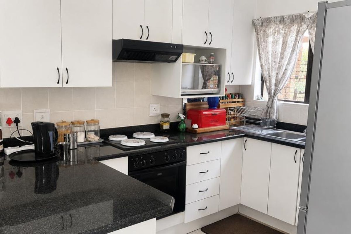 Modern two-bedroom townhouse to rent in Jago Place, Gonubie - Photo 3