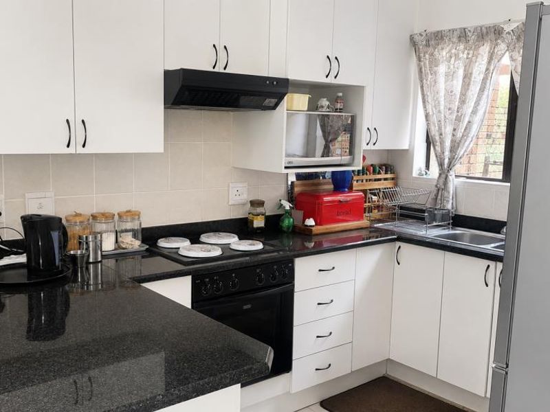 Modern two-bedroom townhouse to rent in Jago Place, Gonubie - Photo 3
