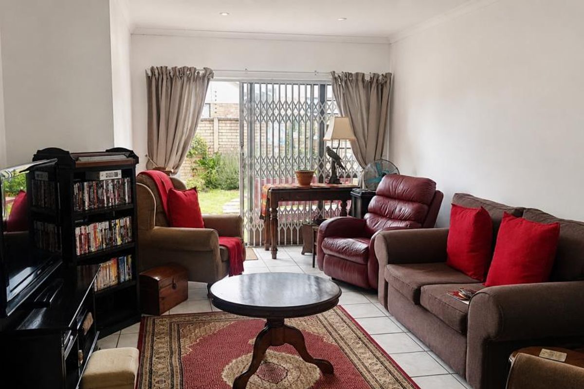 Modern two-bedroom townhouse to rent in Jago Place, Gonubie - Photo 2