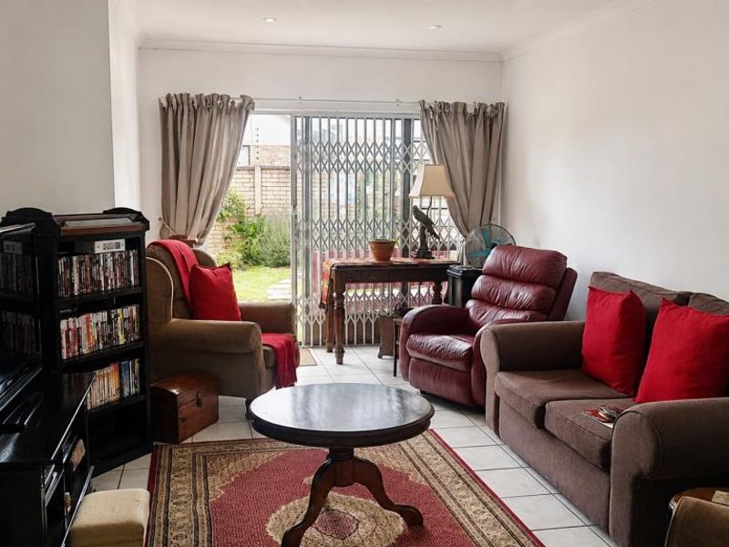 Modern two-bedroom townhouse to rent in Jago Place, Gonubie - Photo 2