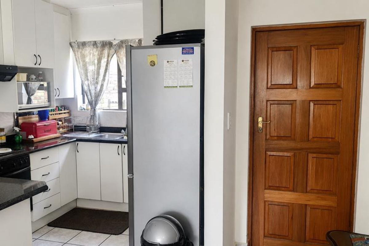 Modern two-bedroom townhouse to rent in Jago Place, Gonubie - Photo 4