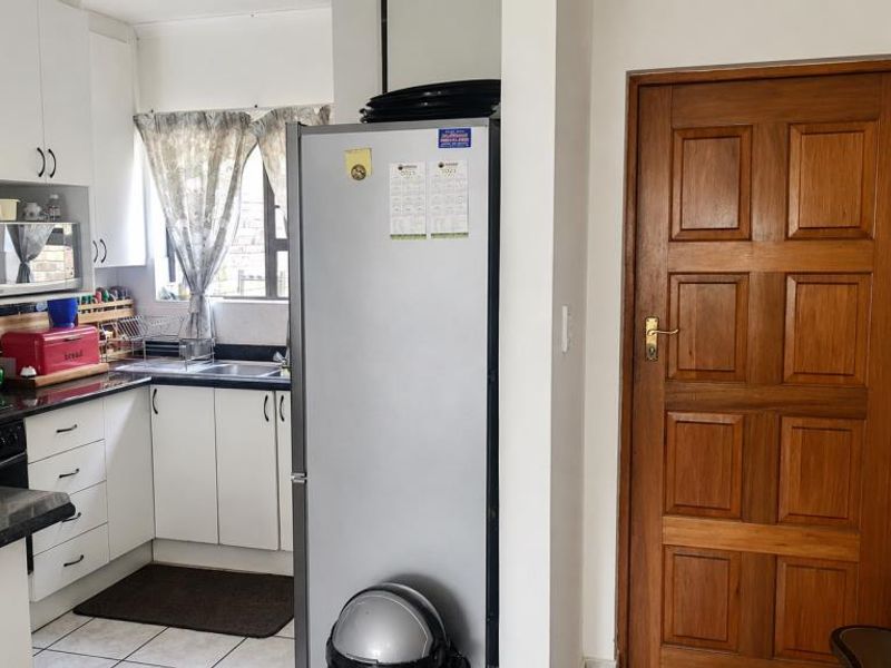 Modern two-bedroom townhouse to rent in Jago Place, Gonubie - Photo 4